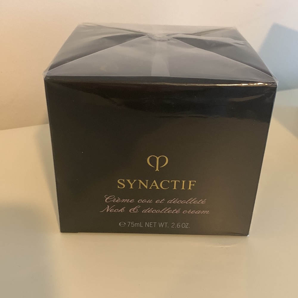 Cle de Peau Beaute Synactif Neck and Décolleté Cream